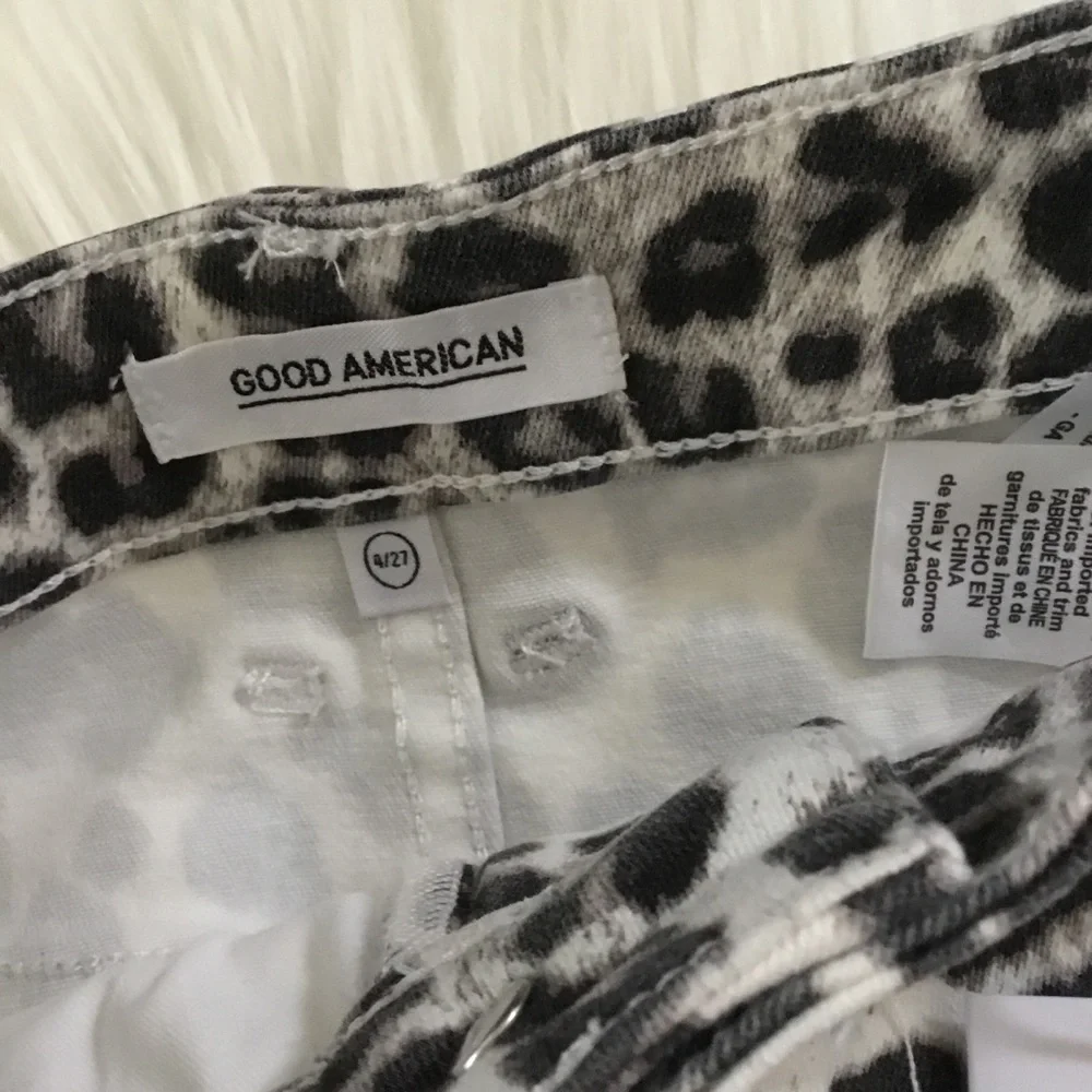 Good American Leopard Mini Skirt Raw Hem Size 4 - Picture 7 of 8